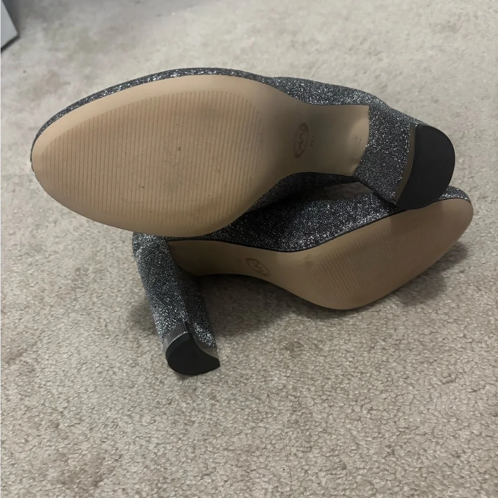 Elegant Silver Ankle Boots - Picture 10 of 10